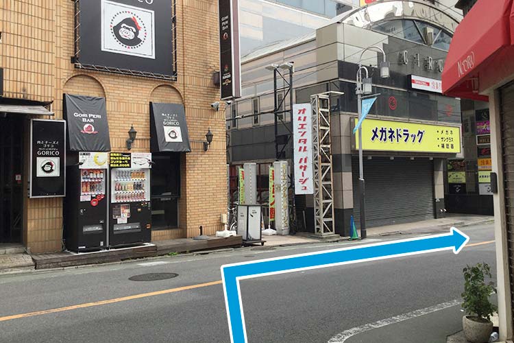3. 突き当りを右折します